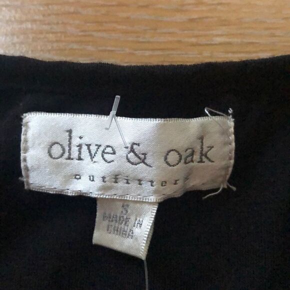 NWT- Olive & Oak Liquid Silver Sequin Top - Picture 6 of 6